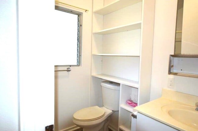 Building Photo - Cottage (Duplex) 2 bed in Upper Liliha