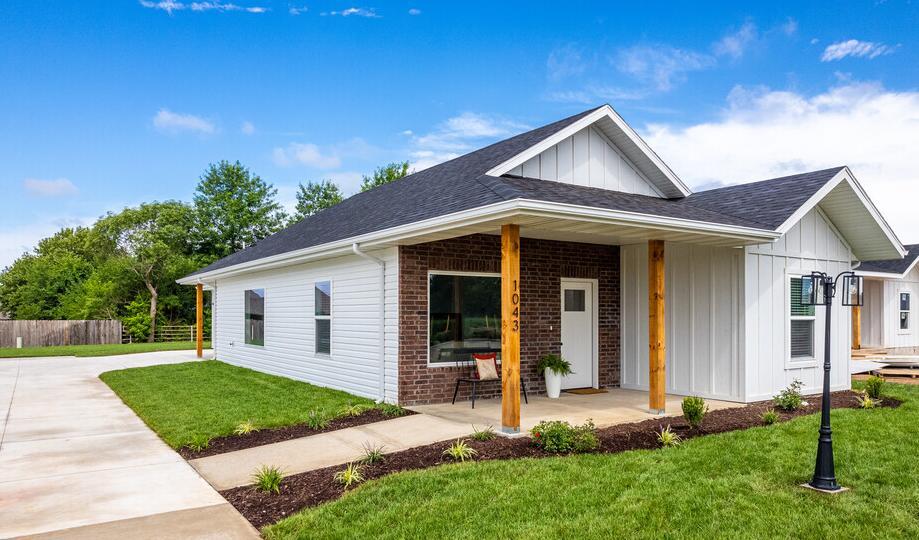 Primary Photo - 1031 N Blake Ave