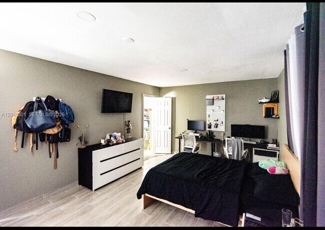 Foto del edificio - 359 W 12th St