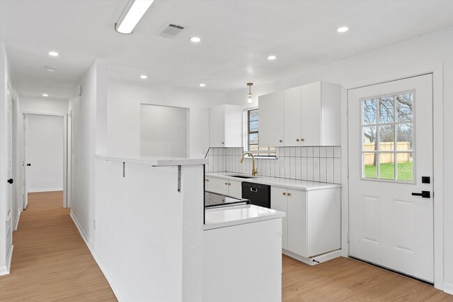 Building Photo - 1205 N 6th St