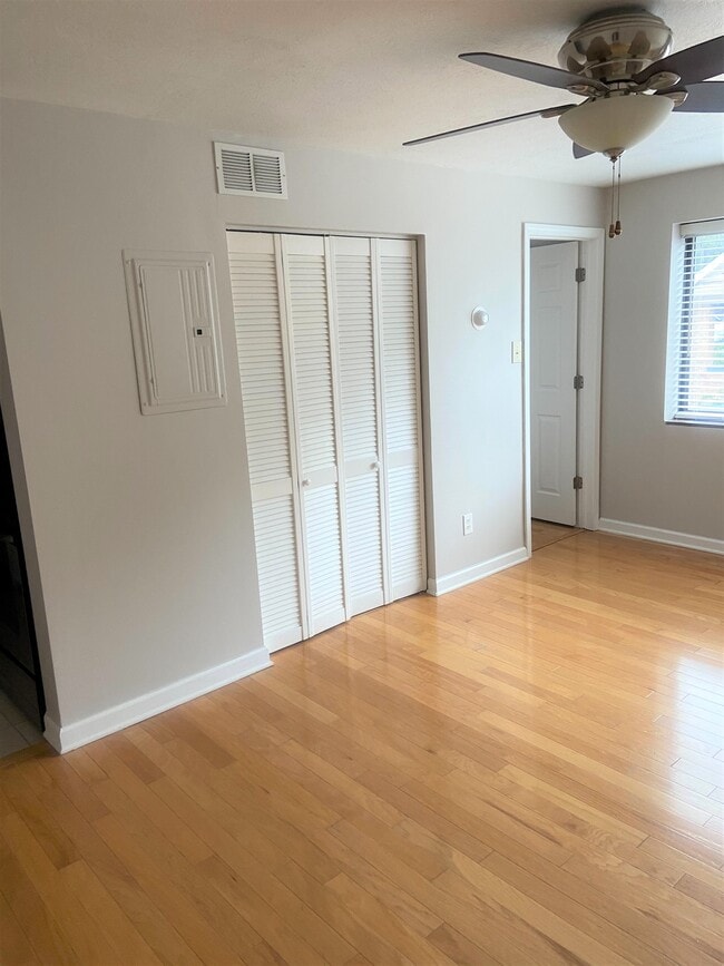 Living room - 1485 McFarland Rd