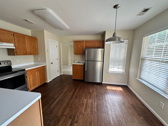 Building Photo - Single family home in Springhill! Availabl...