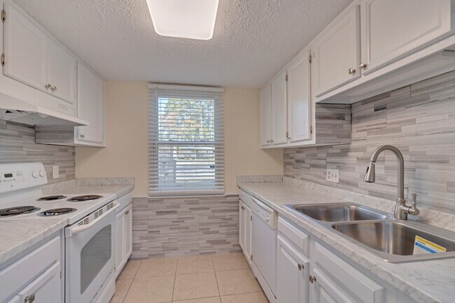 Building Photo - 832 Tibet Ave