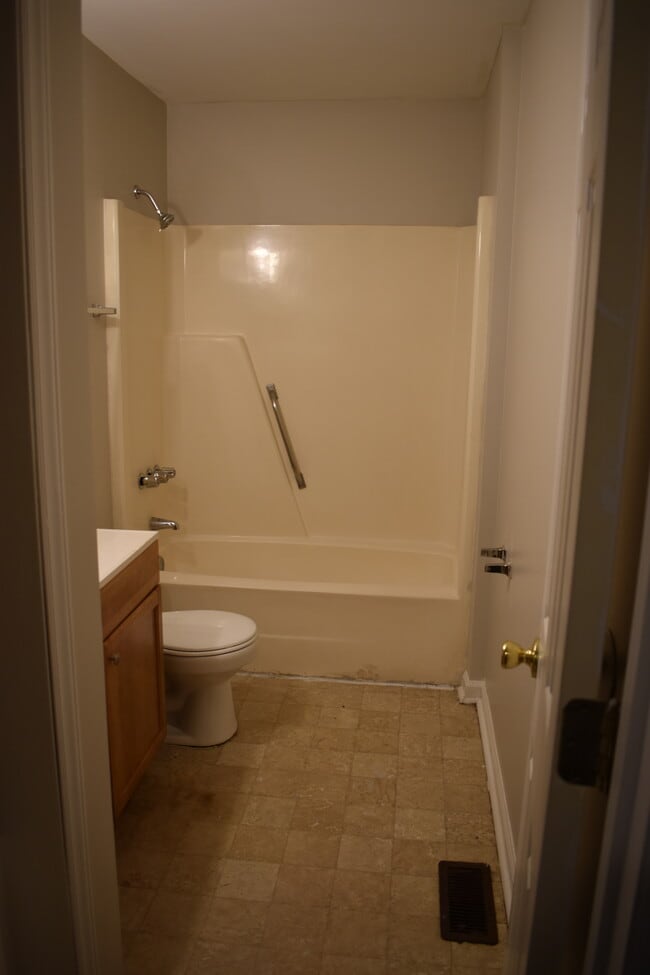 Bathroom - 6 Sidbrook Ct