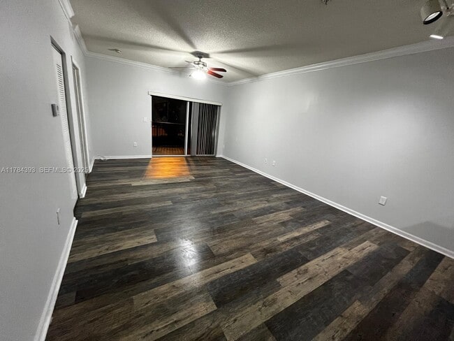 Foto del edificio - 5900 W Sample Rd