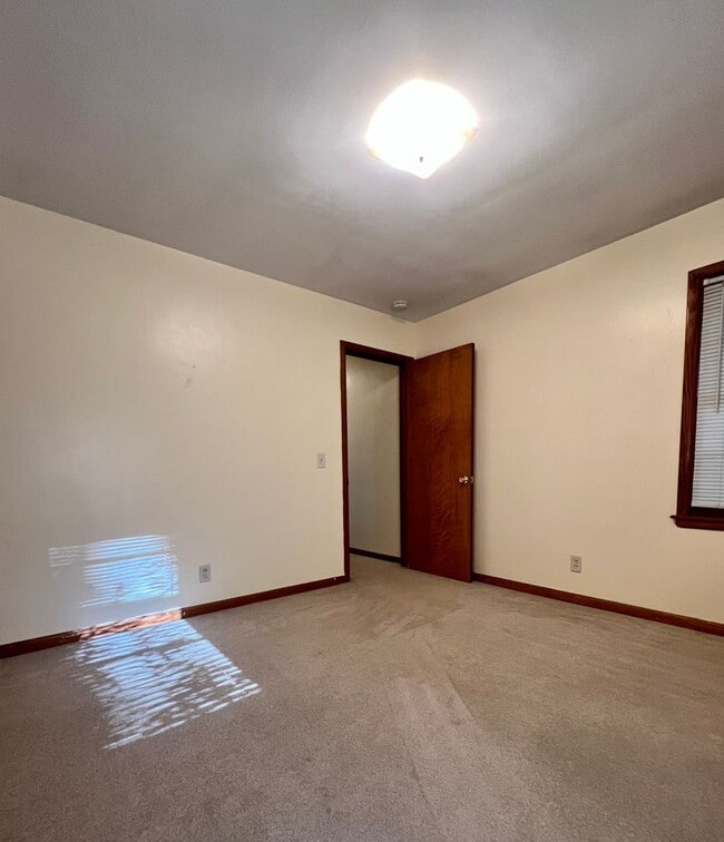 Building Photo - Two Bedroom Duplex in Kalamazoo
