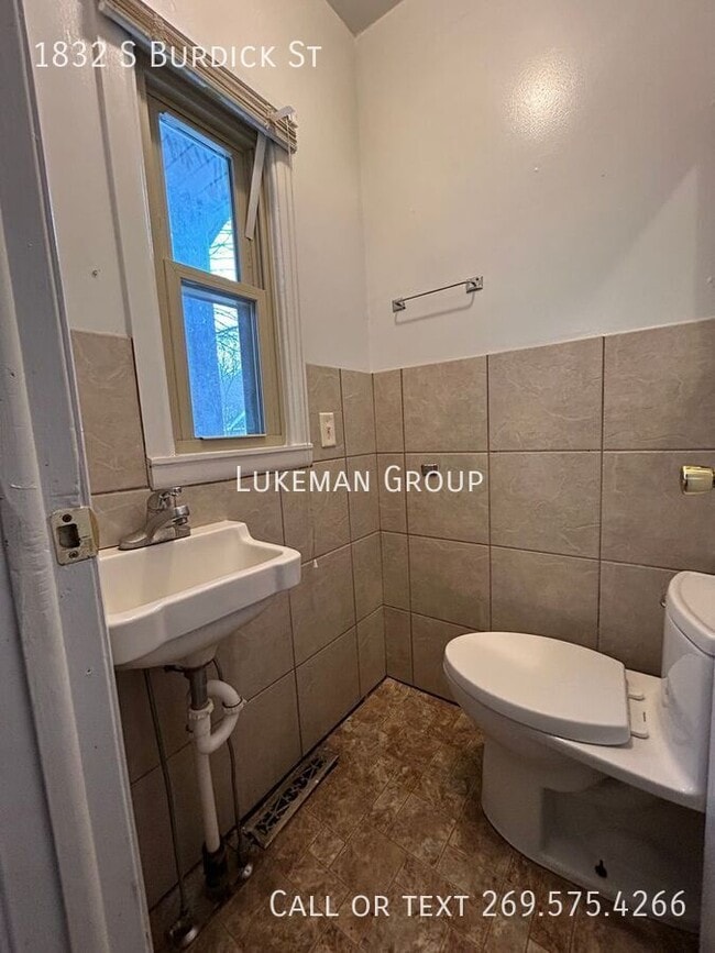 Building Photo - 1832 S Burdick St