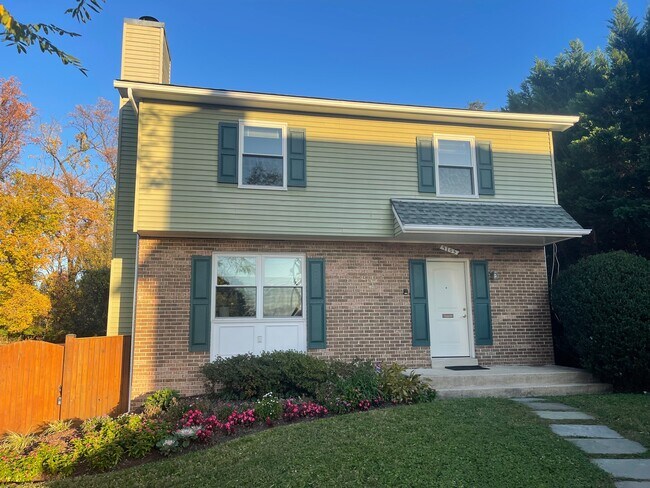 Exterior frontal - 9705 Glen Ave