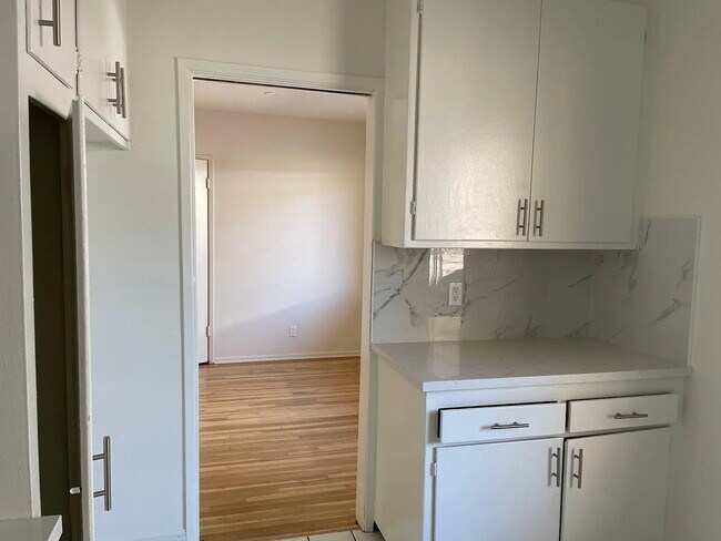 Foto del edificio - Live in comfort and style in this bright and spacious 1-bedroom unit located in the heart of Stud...