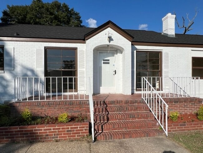 Building Photo - Roomy 3 bedroom/2 bath home on 1 acre in Phenix City!