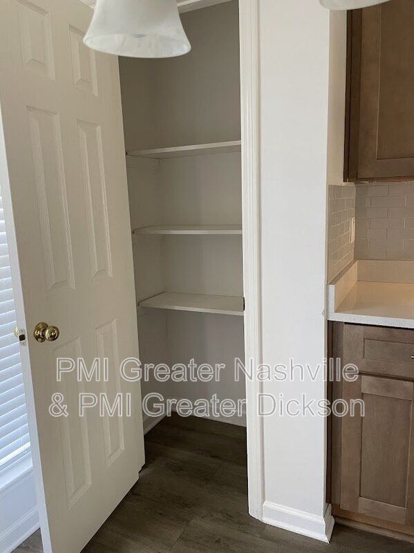 Foto del edificio - 7220 Rosemary Ct