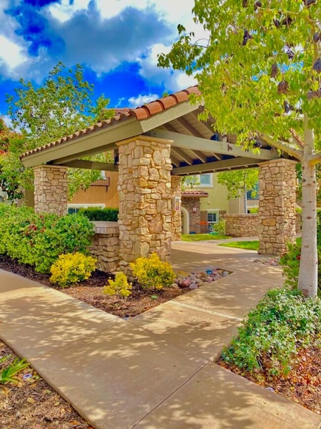 Foto del edificio - 3 Bedroom Townhome in Serene Santee