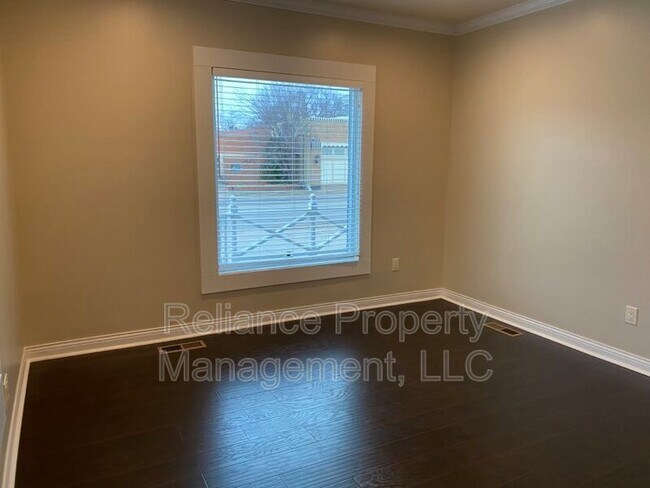 Foto del edificio - 2915 E Douglas Ave