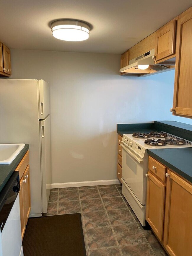 Foto del edificio - 6150 N Kenmore Ave
