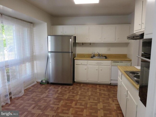 Foto del edificio - 6315 Carnegie Dr