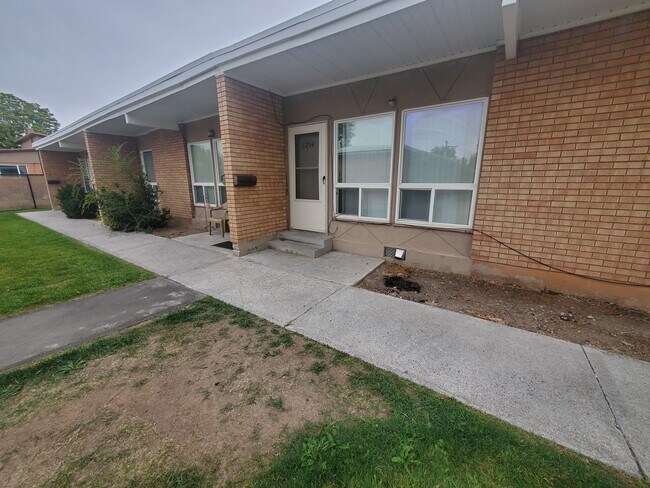 Building Photo - 1254 Saint Clair Rd