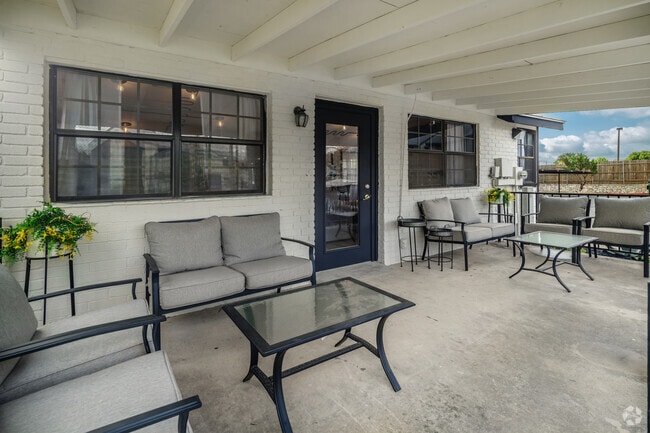 Casa club con patio - The Row