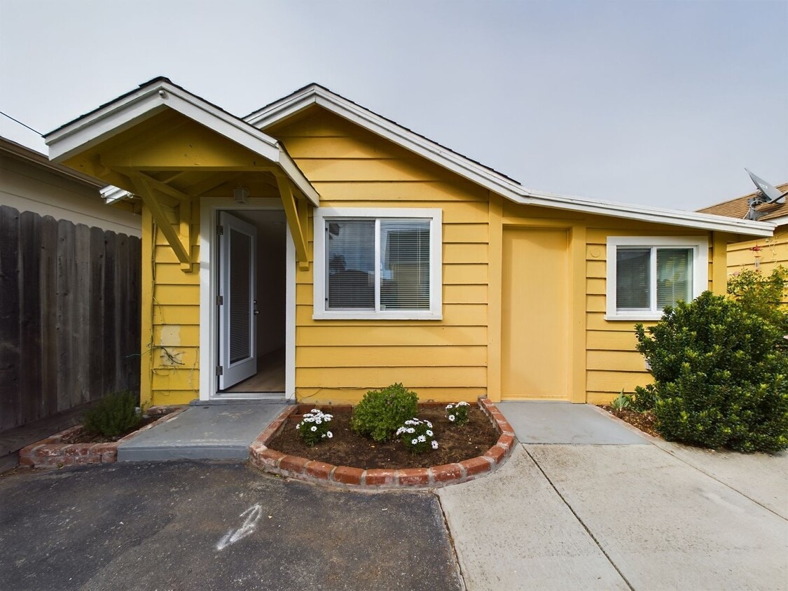 Primary Photo - Adorable Remodeled Cottage in Seaside