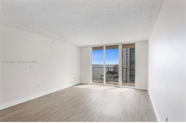 Building Photo - 1155 Brickell Bay Dr