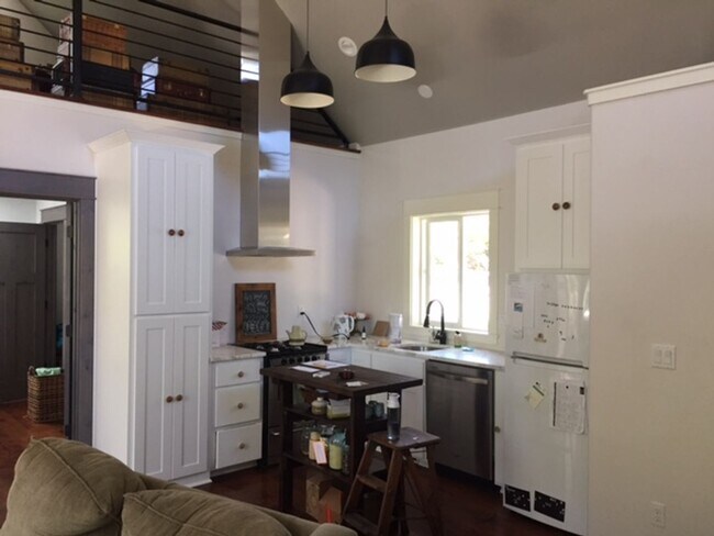 Foto del edificio - 2BED 2BATH - NEWLY RENOVATED, YARD, WASHER DRYER, STORAGE, NEAR DOWNTOWN