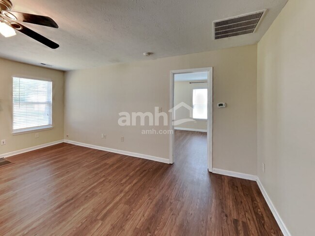 Foto del edificio - 5904 Jackie Ln