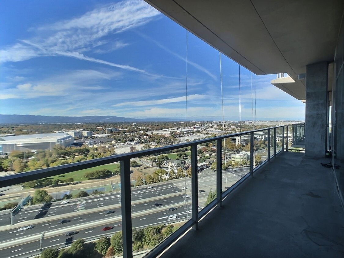 Foto principal - Stunning 2 Bedroom Penthouse Condo with Sp...