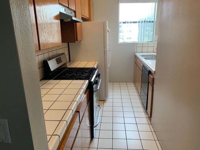 Kitchen - 1527 Veteran Ave
