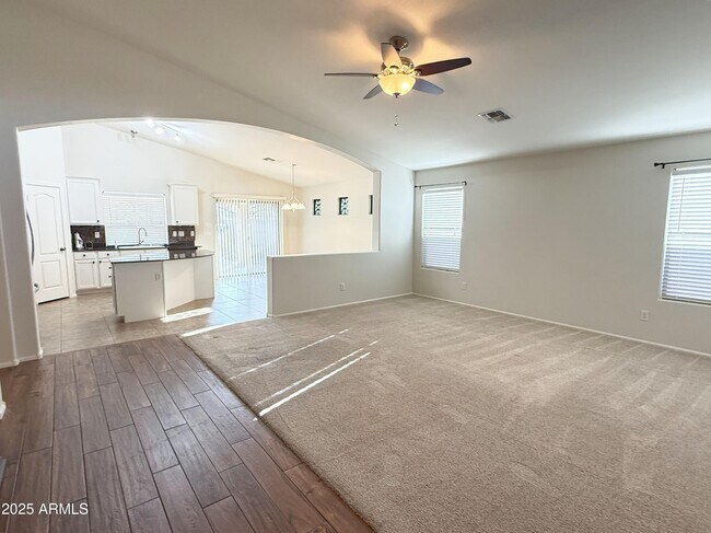 Foto del edificio - 605 E Nancy Ave