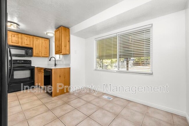 Building Photo - 10551 Violet Dr