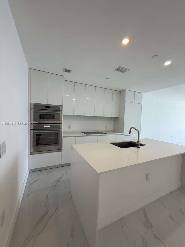 Foto del edificio - 700 NE 24th St