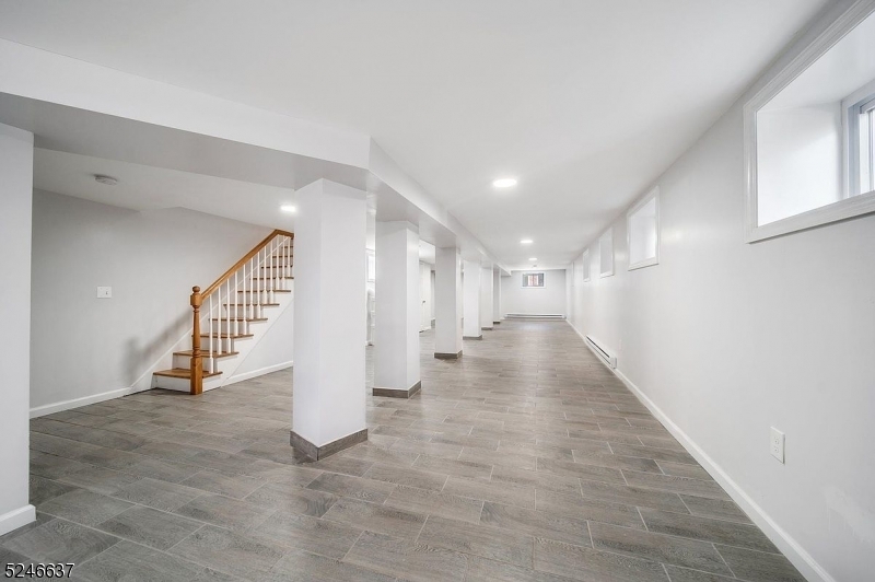 Primary Photo - 133 Beach St