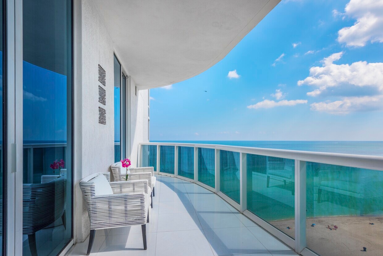 Foto principal - 15811 Collins Ave