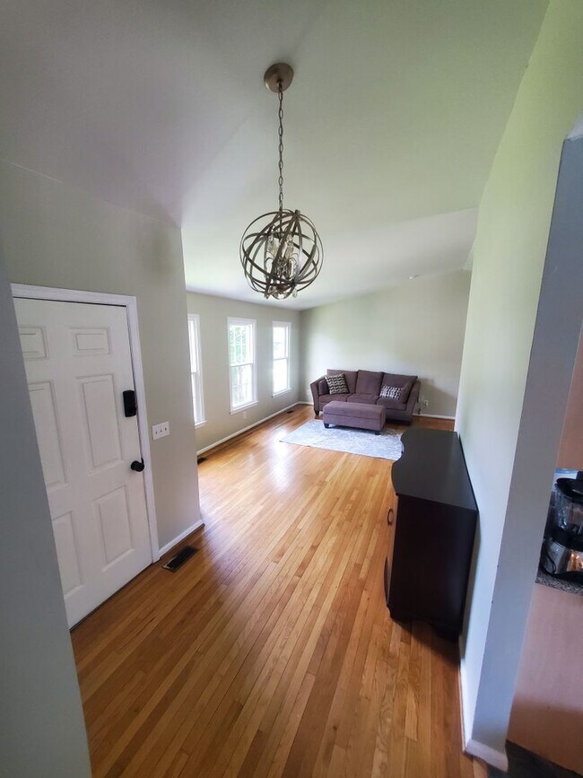 Foto del edificio - Spacious Home with Great Amenities minutes...