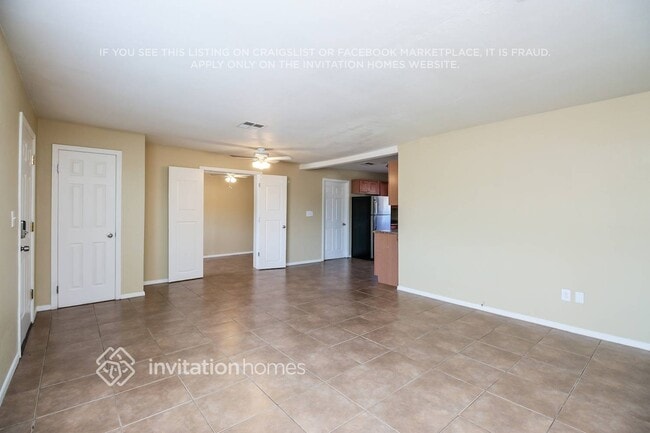 Building Photo - 2204 E Beverly Ln