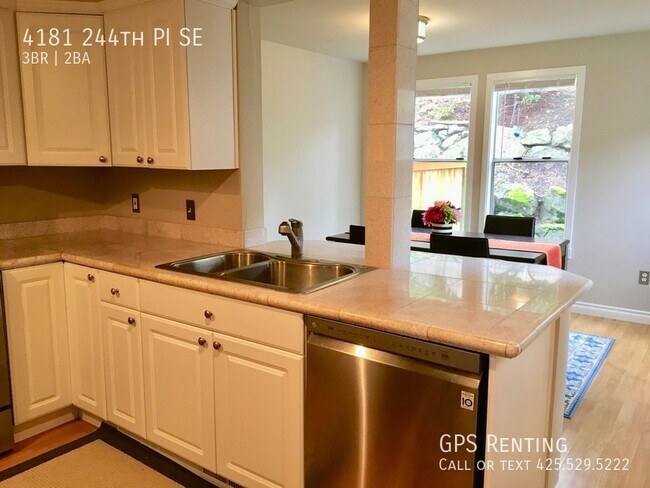 Building Photo - 3 Bedroom Townhome In Klahanie Community!