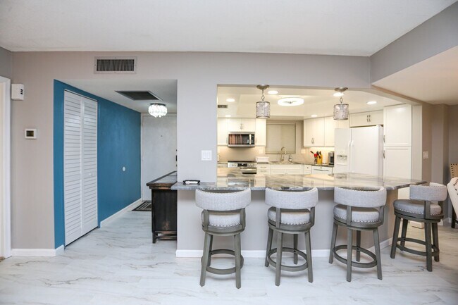 Foto del edificio - ** TIMBER CREEK AT LELY  ** 2 BED / 2 BATH...