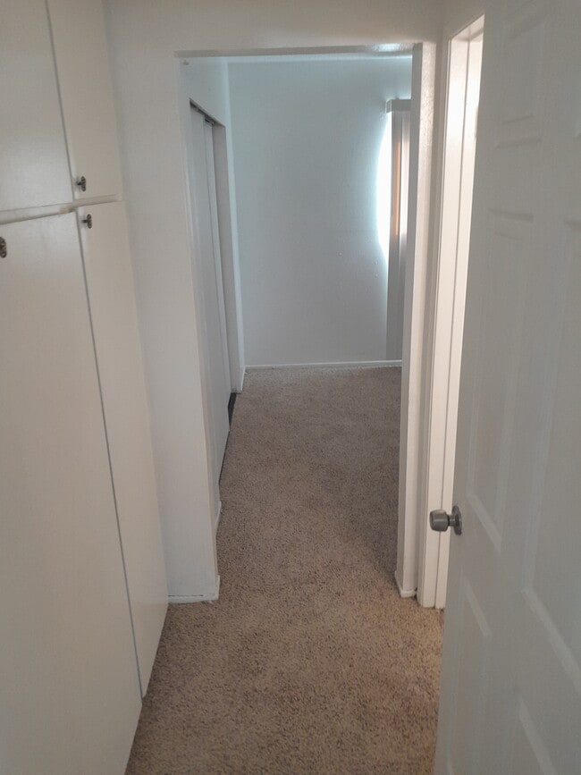 Building Photo - 567 N Mountain View Ave