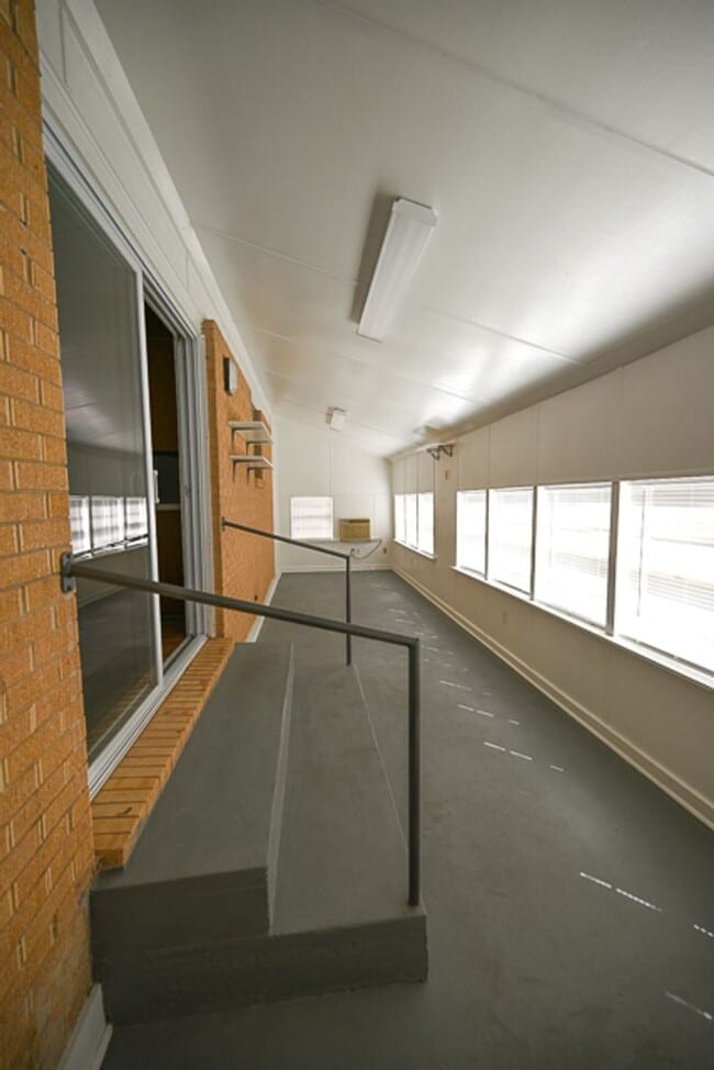 Building Photo - 903 N Lamb St