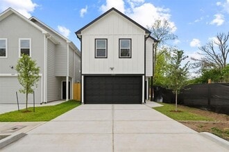Building Photo - 1071 St Clair St