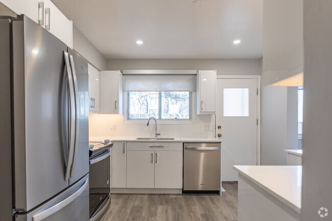 3BR, 2BA - 1350SF - Kitchen - Georgian Court Townhomes