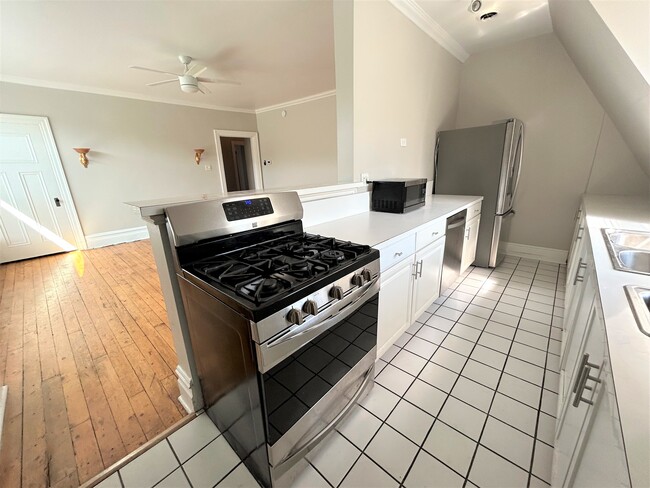 Fully equip Kitchen - 920 College Ave