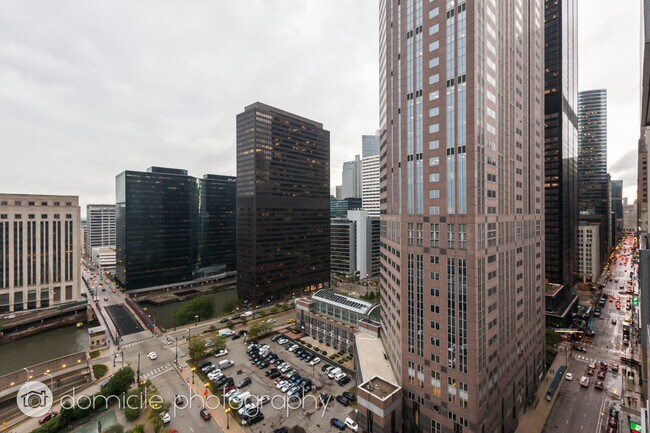 Foto del edificio - 235 W Van Buren St