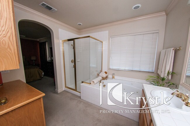 Building Photo - Gorgeous gated Tiara home