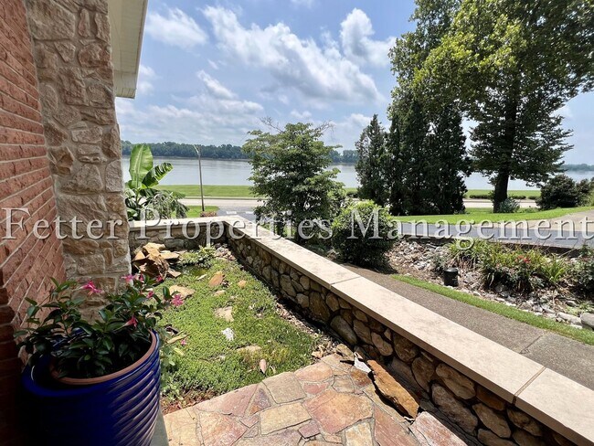 Foto del edificio - Riverfront Living with Mid-Century Flair