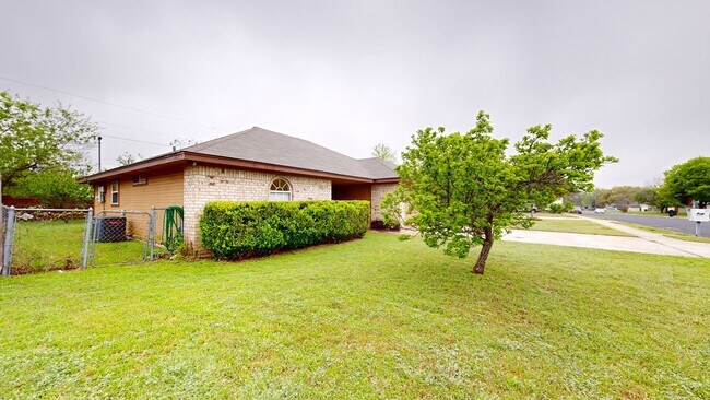 Foto del edificio - 2 WEEKS FREE + PRICE IMPROVEMENT $1,295!!!