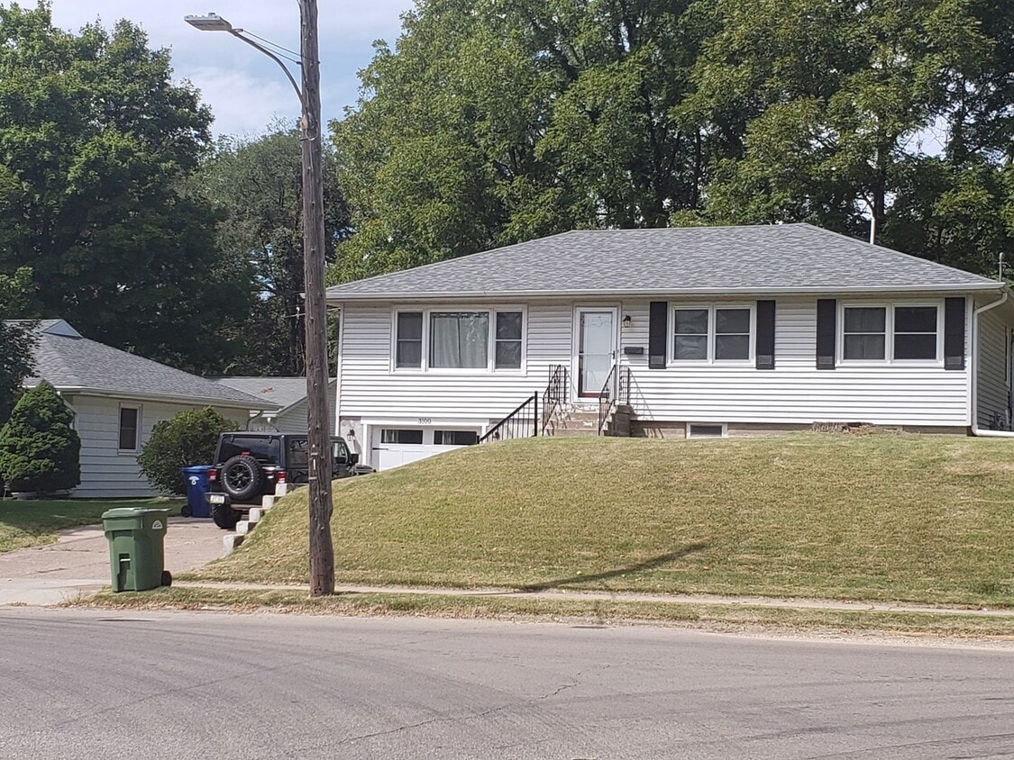 Primary Photo - 3 Bedroom, 2 Bath Single Family Home in Cl...