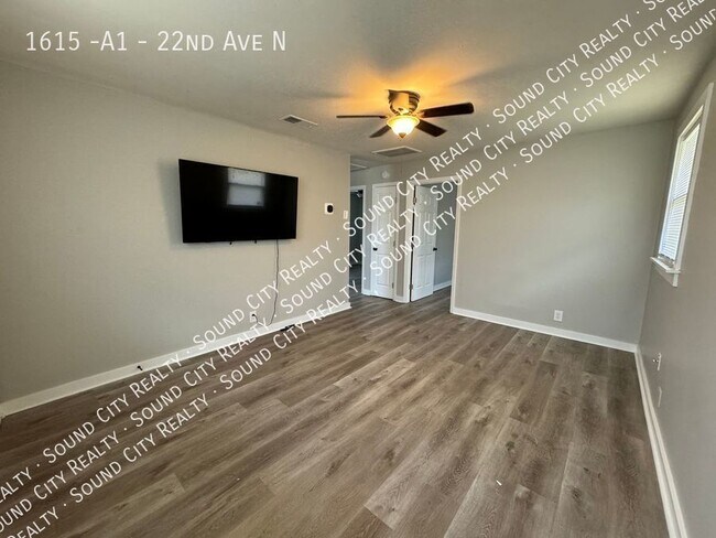 Building Photo - 2 Bed/ 1 Bath in triplex - North Nashville...