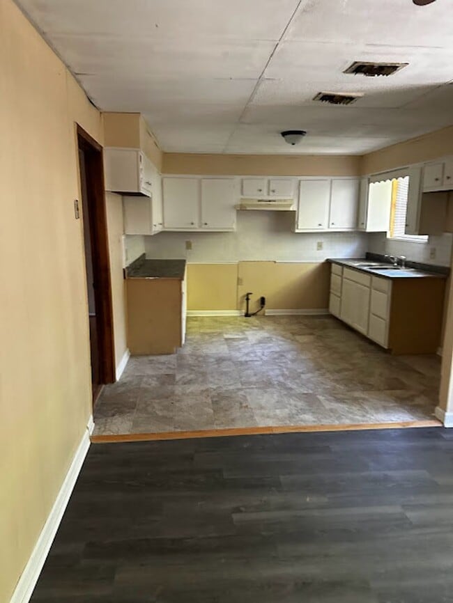 Building Photo - MOVE IN SPECIAL!! FIRST MONTH RENT FREE! CALL US TODAY!