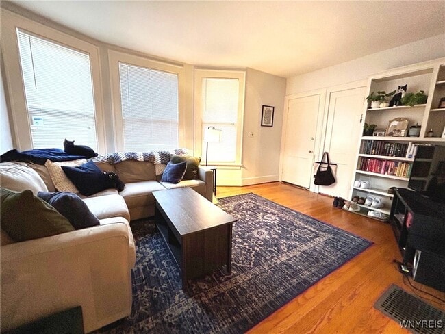 Foto del edificio - 240 Anderson Pl