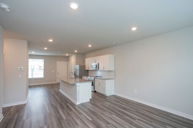 Building Photo - Beautiful 3 bed 2.5 bath townhome